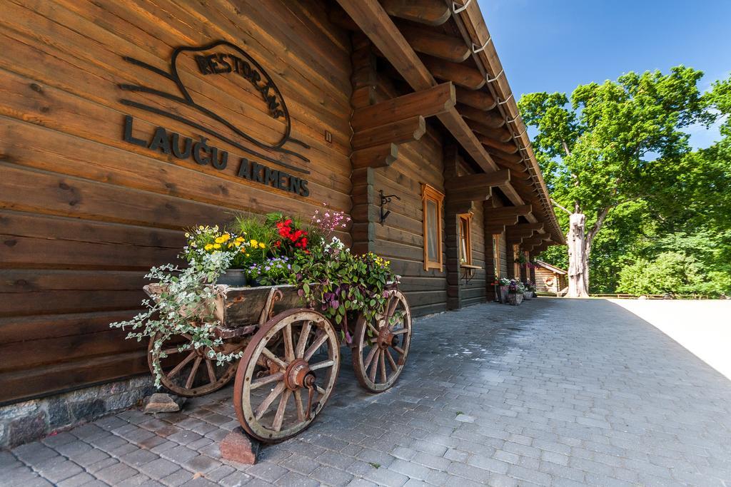 Laucu Akmens Hotel Skulte  Екстериор снимка